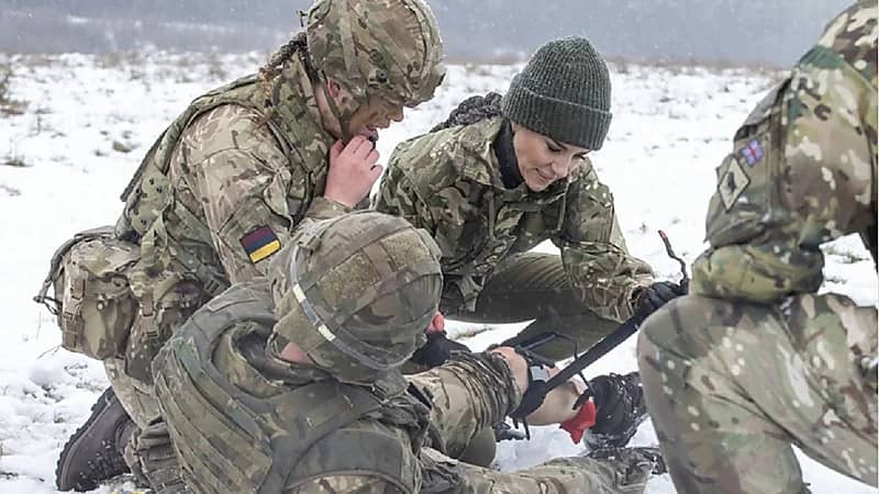 صور..أميرة ويلز تتحدى الطقس وتقدم الإسعافات الأولية للجنود