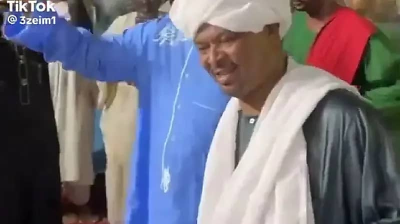 شاهد.. نثر أموال تحت قدمي رجلي دين داخل مسجد يثير الجدل