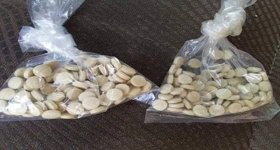 " أمن الطرق " يسلم شخصين بحوزتهما 195 حبة " كبتاجون " لمكافحة مخدرات بحرة