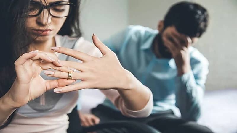 سيدة ترفع دعوى طلاق للضرر: زوجي مدمن ستات ومصاب بالإيدز 