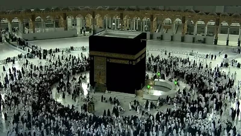 بالفيديو.. مشهد مهيب لزحام المعتمرين في صحن الطواف رغم برودة الطقس