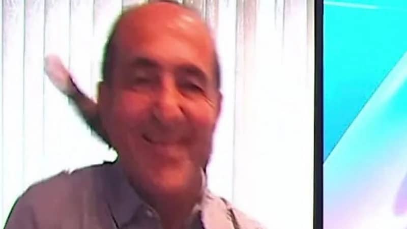 شاهد.. قطة تصفع معلقًا رياضيًا خلال ظهور في بث مباشر