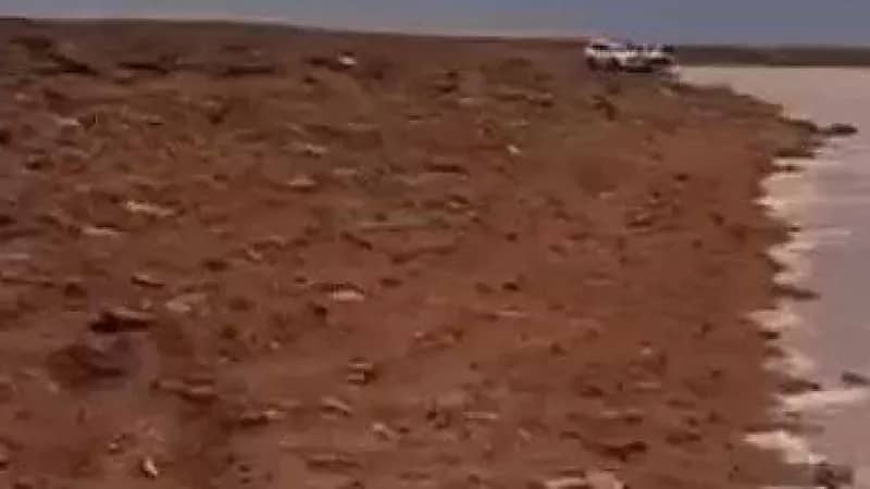 بالفيديو.. صاعقة رعدية تضرب سيارة أحد الكشاتة ونجاة قائدها