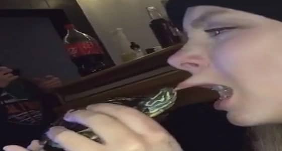 بالفيديو.. سلحفاة تنتقم من فتاة حاولت تقبيلها بطريقة مؤلمة