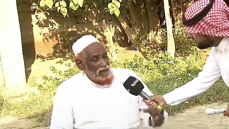 فيديو .. قردة بابون تهاجم مسناً داخل منزله في الباحة