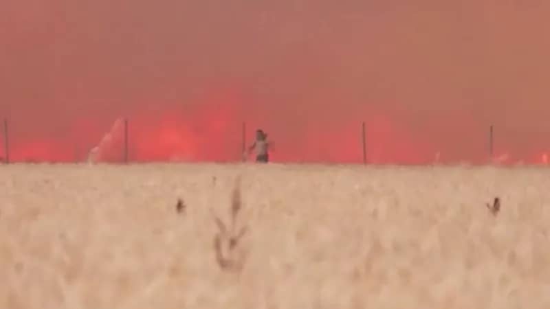 بالفيديو.. لحظة هروب رجل حاول إخماد النيران في قريته بإسبانيا