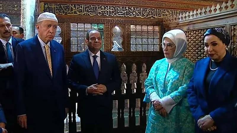 السيسى بصحبة أردوغان أثناء زيارة مسجد وضريح الإمام الشافعى بالقاهرة .. فيديو
