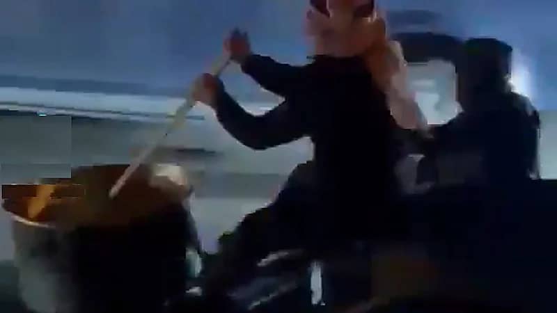 جماهير الأردن تحتفل على طريقتها بطبخ المنسف فوق السيارات .. فيديو