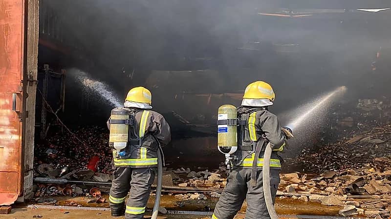 اندلاع حريق في مستودع بالدمام .. صور