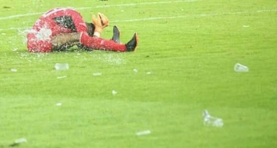 حارس الأهلي يأخذ " شاور " من زجاجات ماء الجماهير