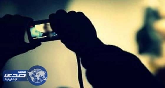 مضيفة تبتز رجل أعمال بصور ساخنة لزوجته أثناء ممارسة الرذيلة مع عشيقها