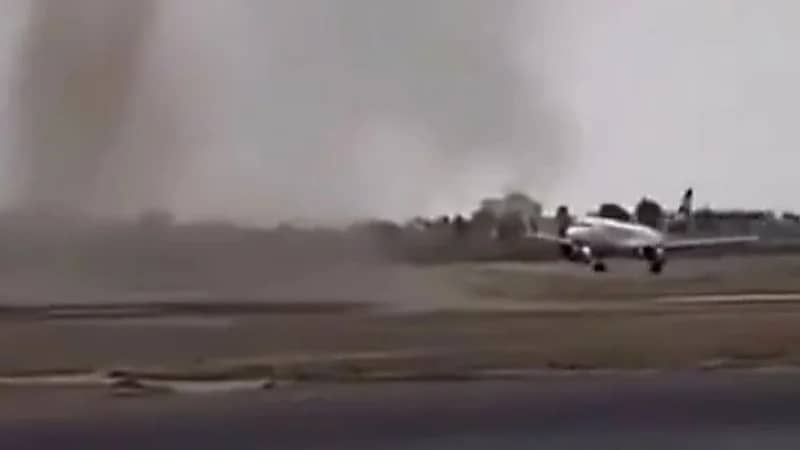 إلغاء هبوط طائرة طيران أديل في آخر لحظة بمطار أبها.. فيديو