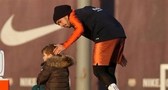 نجل سواريز يفاجيء لاعبي البرسا