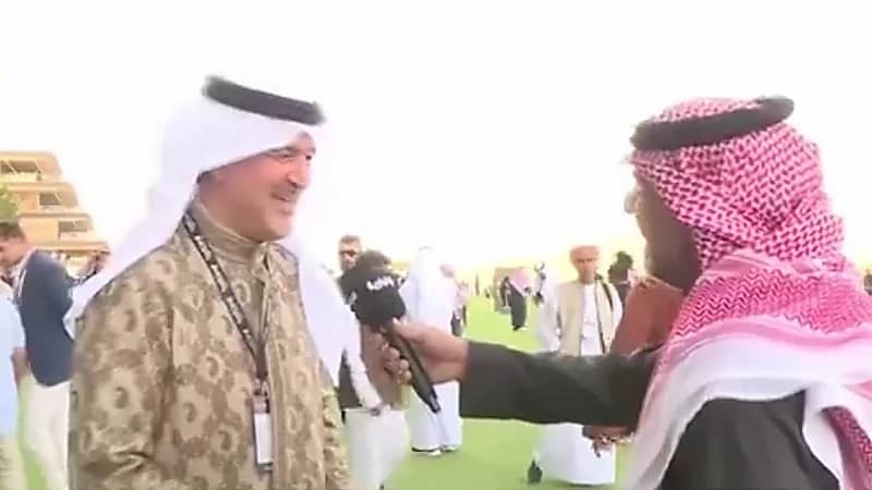 الأمير بندر الفيصل يعلق بطرافة على مزحة مراسل: اليوم كلنا معاريس .. فيديو