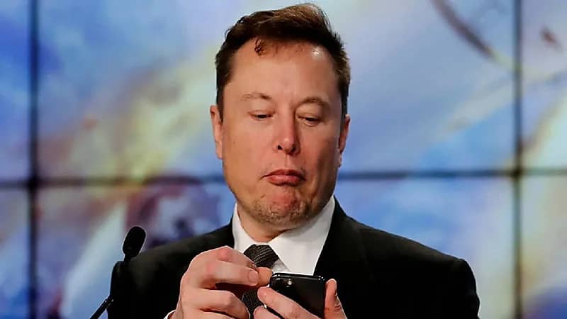 إيلون ماسك يرد على رئيس تويتر بإيموجي «الفضلات»