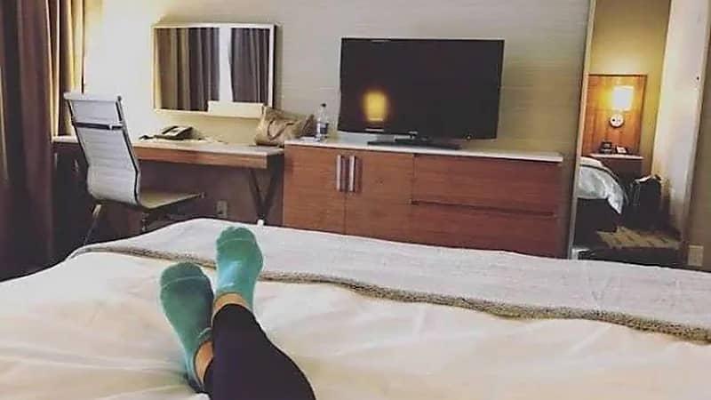 شاب يعثر على 9 كاميرات مخبأة بغرفته في أحد الفنادق..فيديو