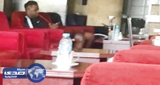 صورة لاعب شهير بـ " الشيشة " تشعل مواقع التواصل