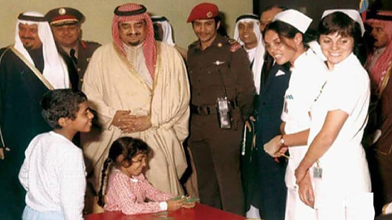صورة نادرة للملك فهد أثناء زيارته المستشفى العسكري في الرياض