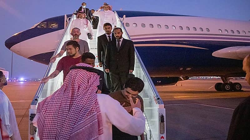 بالفيديو .. لحظة وصول الأسرى المفرج عنهم بعد وساطة ولي العهد