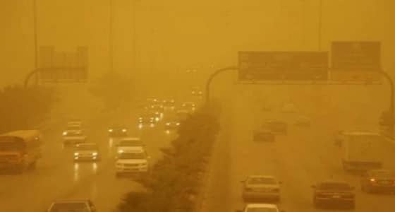 أتربة مثارة بالرياض تتسبب في انعدام للرؤية