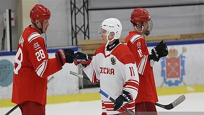 بالفيديو.. الرئيس الروسي يلعب الهوكي على الجليد