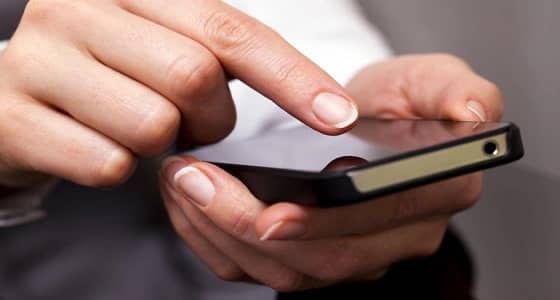 سيدة تتطلق من زوجها باستخدام الهاتف