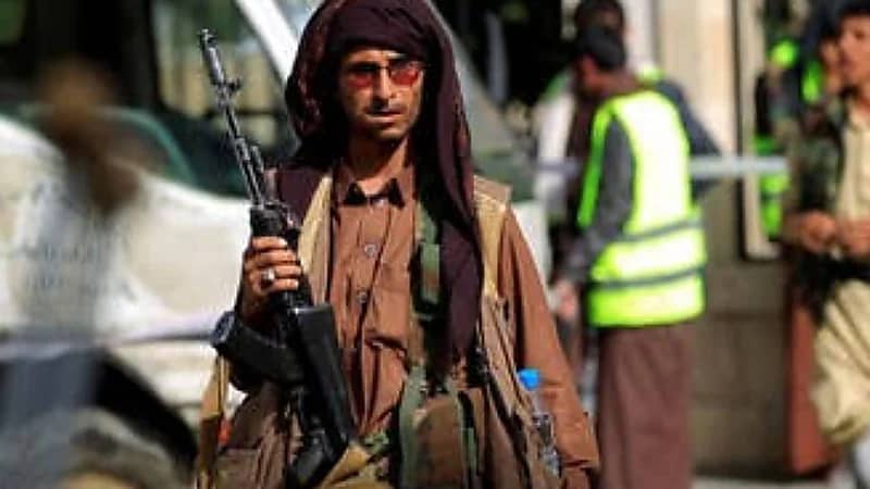 حوثي يطعن والده وشقيقتيه