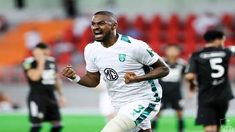 تحديد موقف مدافع الأهلي من المشاركة أمام الرائد