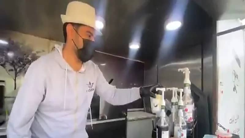 بالفيديو.. شاب يتغلب على بتر يده اليمنى ويقدم أشهى المأكولات بالباحة