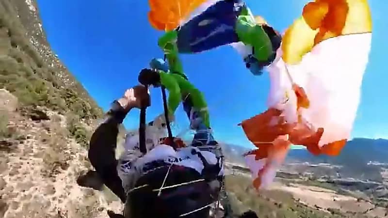 شاهد.. مظلي يفقط سيطرته بالاستعانة بمظلة الطوارئ قبل لحظات من ارتطامه أرضًا