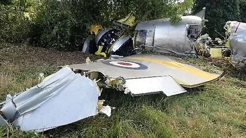 بالصور.. تحطم طائرة عسكرية بعد اصطدامها بشجرة