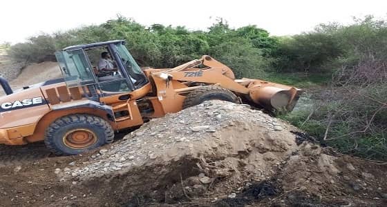 بالصور.. إزالة عقوم عشوائية بـ " صبيا "