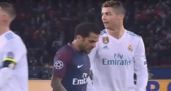 بالفيديو.. مدافع برشلونة يمسح انفه في قميص رونالدو