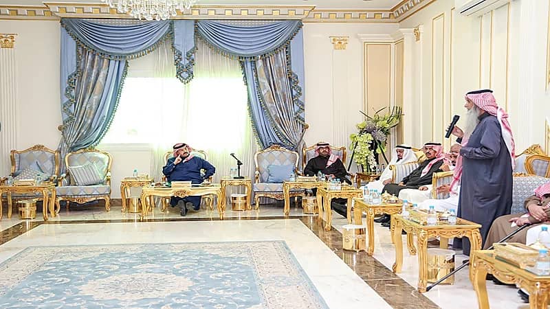 أمير عسير للأهالي: لاتنتظرون مقابلتي ارفعوا السماعة واطلبوني .. فيديو