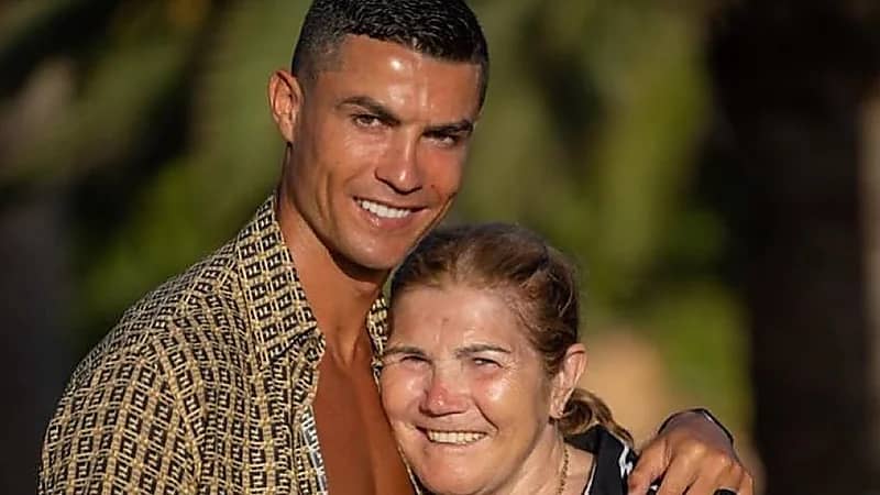 رونالدو برفقة عائلته في أحدث ظهور له محتضنًا والدته .. صور