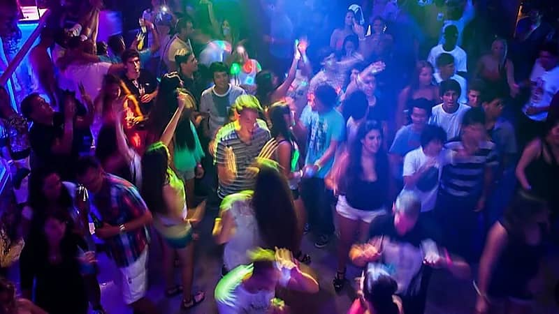 مصرع 15 شخصاً إثر سقوط سقف ملهى ليلي