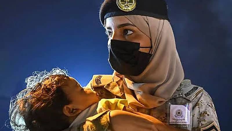 المجندة صاحبة صورة الاجلاء الشهيرة: هذا واجبنا وتكفينا نظرة الإحساس بالأمان منهم (فيديو)