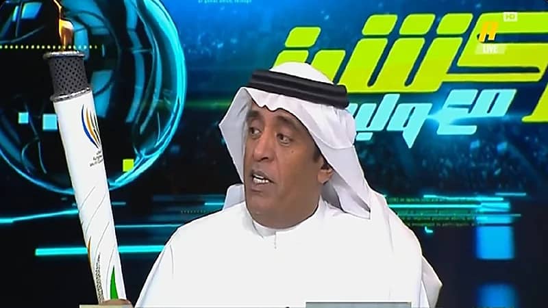 شاهد.. الفراج يحمل شعلة دورة الألعاب السعودية داخل الاستديو