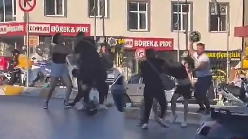 شاب يعتدي على فتاة بالضرب وسط شوارع اسطنبول.. فيديو