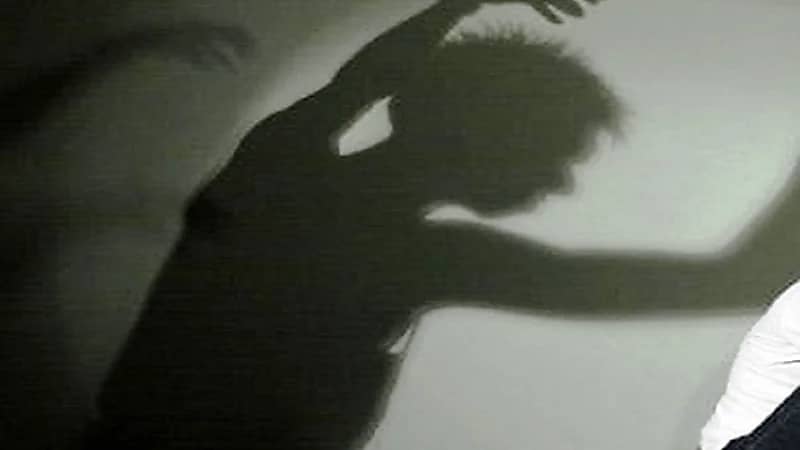 أربعيني يسير عاريًا في شارع ويصد كل من يحاول ستره بالملابس