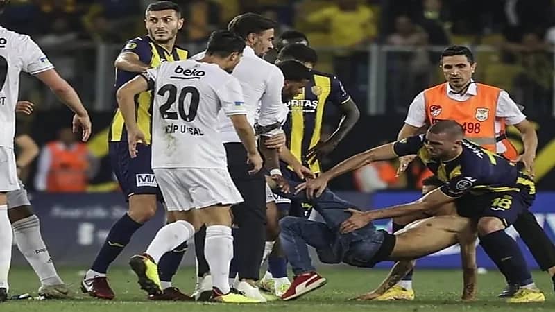 مشجع يعتدي على نجم فريق بشكتاش التركي