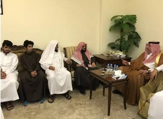 بالفيديو..أمراء ومشايخ يعزون الدكتور سلمان العودة في منزله