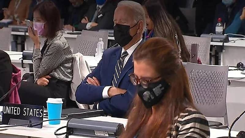 ترامب ساخرا من نوم بايدن في قمة المناخ: ليس لديه إيمان بهذه القضية