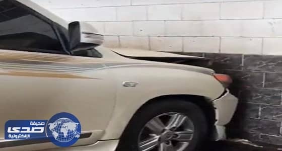 بالفيديو.. أضرار جسيمة لـ«لاند كروزر» بعد سقوطها من «بستم» مغسلة