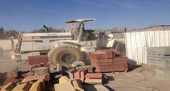 بالصور.. إزالة الإعتداء على أرض حكومية بطريق العيون