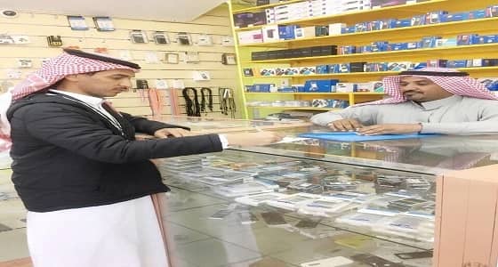 بالصور .. جولة تفقدية على أماكن بيع الجوالات للتأكد من توطينها