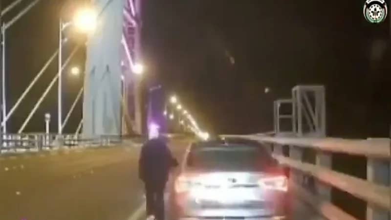 بالفيديو.. دورية مرور تنقذ امرأة من الانتحار في اللحظات الأخيرة