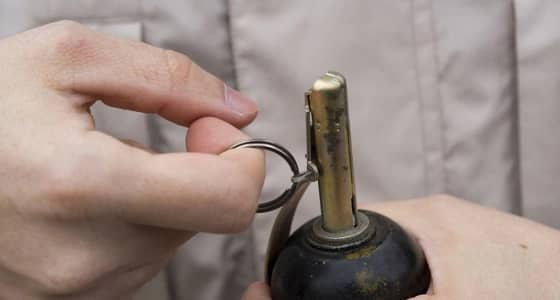 ابن يحاول قتل والديه بقنبلة لاعتراضهما على حبيبته