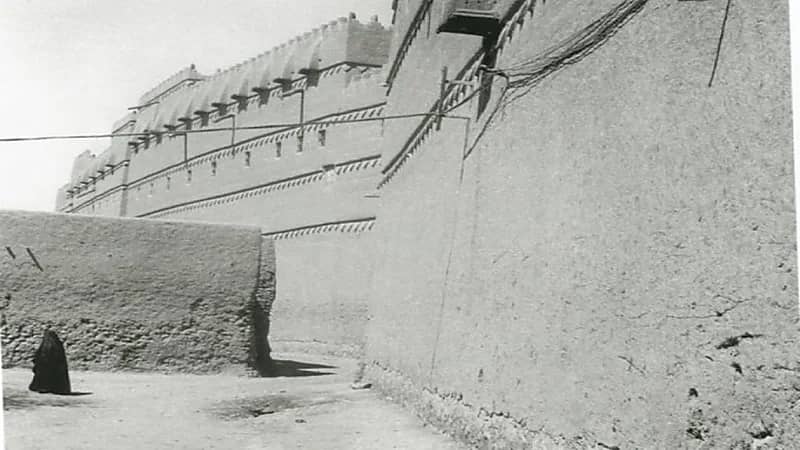 ظهور أسلاك الكهرباء والهاتف حول واجهة رئيسية لقصر الحكم قبل 88 عامًا