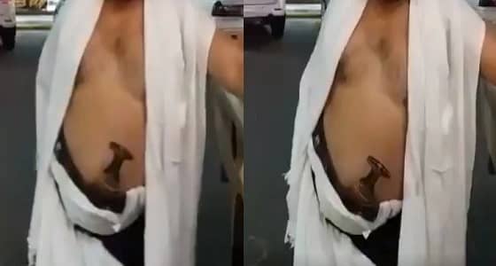 معتمر يرفض ترك " الجنبية " في الحرم.. ومغردون: شاهد العاصوف